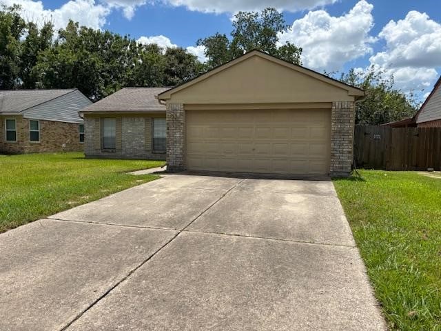 15806 Pipers View Dr, Houston, TX 77598 - photo 1