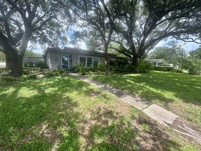 702 E Mesquite Ln, Victoria, TX 77901 - photo 1