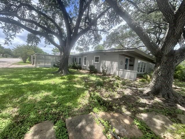 702 E Mesquite Ln, Victoria, TX 77901 - photo 2