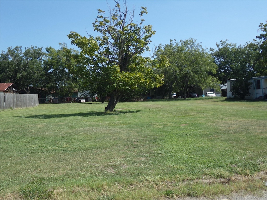 305 E Post Office St, Weimar, TX 78962 - photo 2