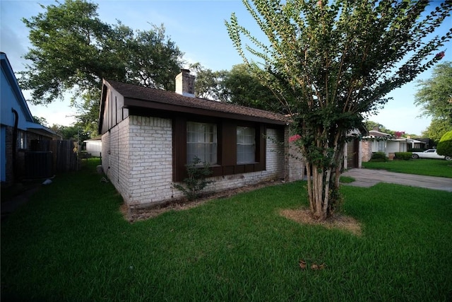 single story home featuring a front lawn