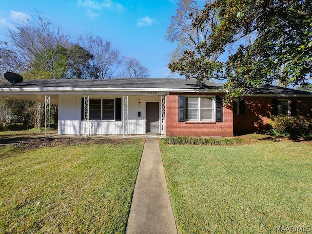 ranch-style home featuring a front lawn