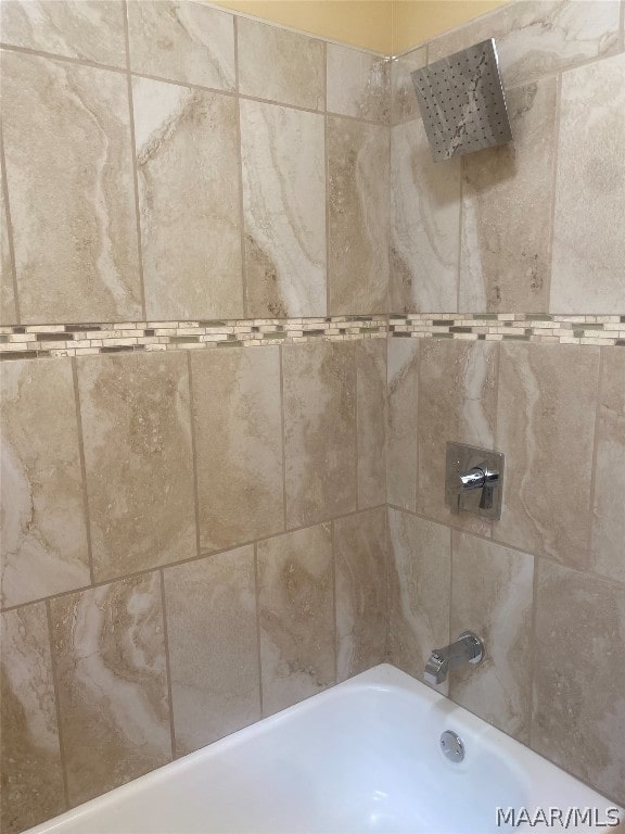 room details with tiled shower / bath combo