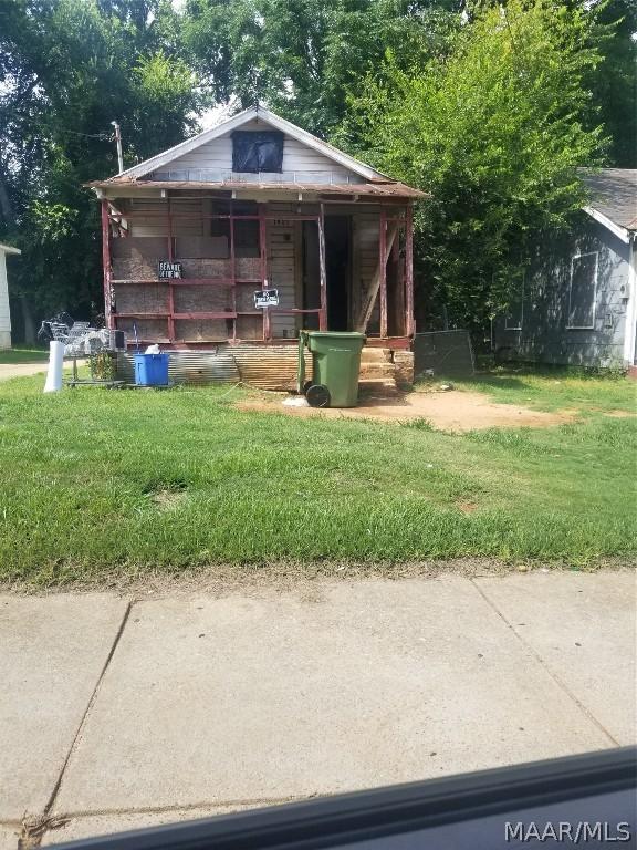 exterior space featuring a front lawn