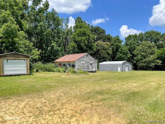 view of yard featuring an outdoor structure