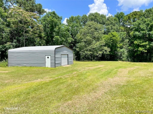 view of yard with an outdoor structure