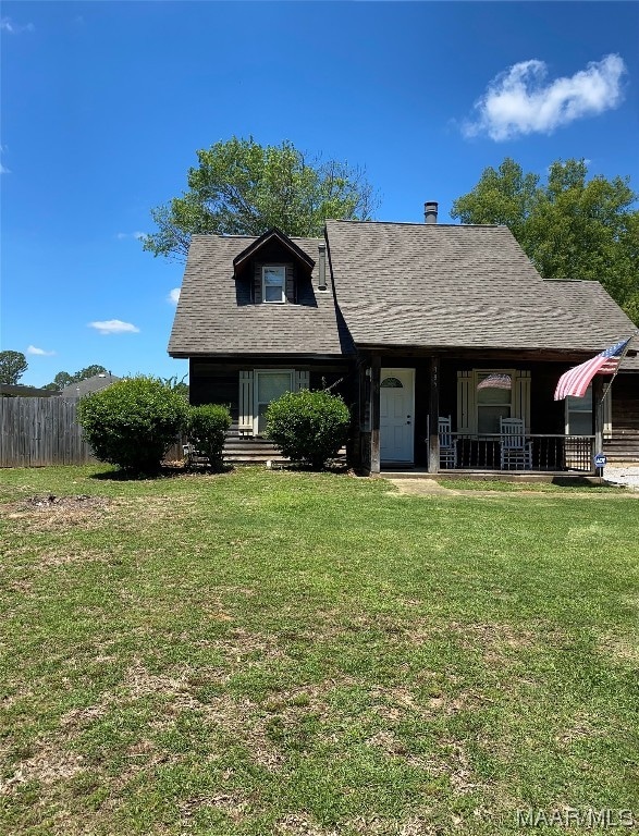 view of front facade with a front lawn