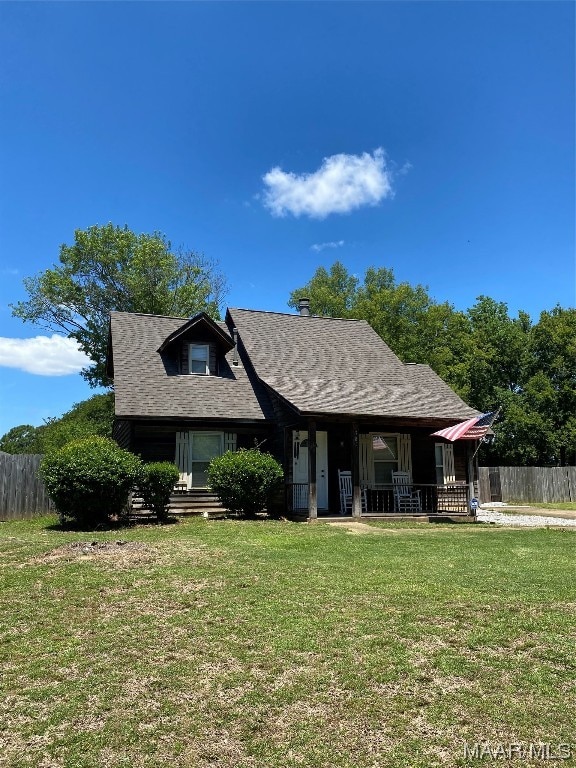 view of front of home featuring a front yard