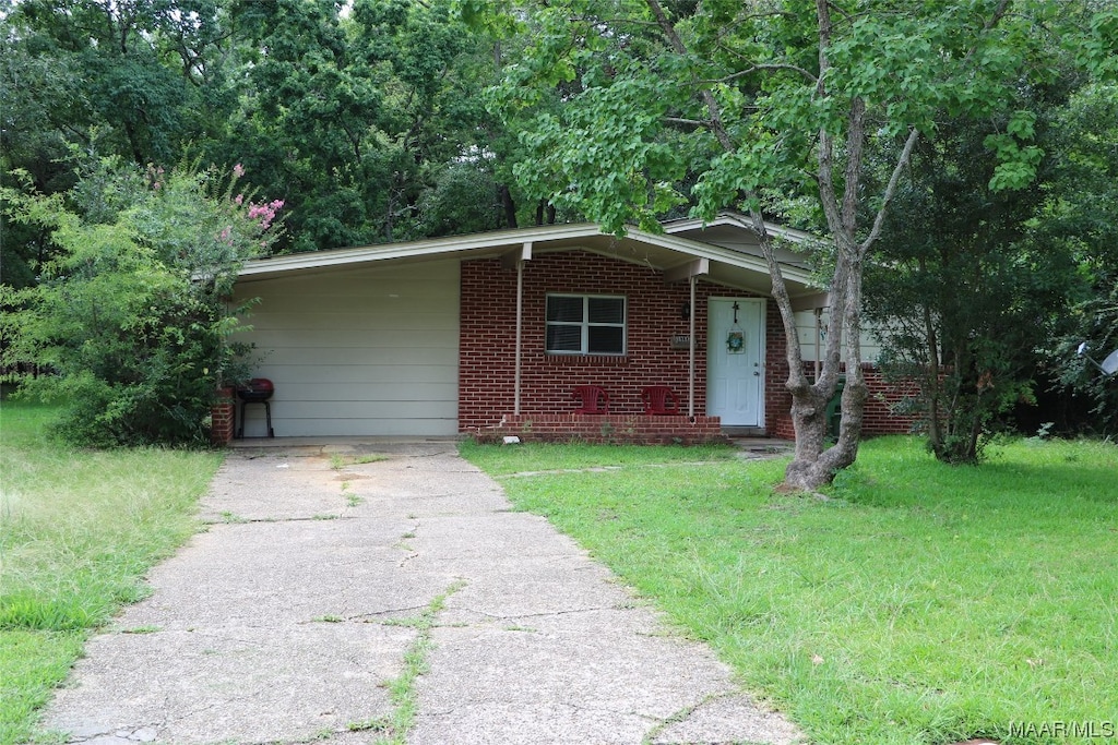 ranch-style home with a front yard