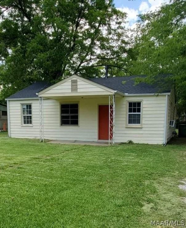 single story home featuring a front lawn