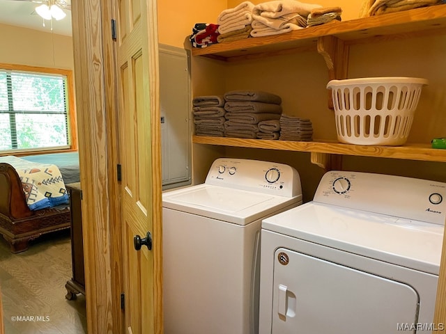 laundry room with wood-type flooring, ceiling fan, and washing machine and clothes dryer