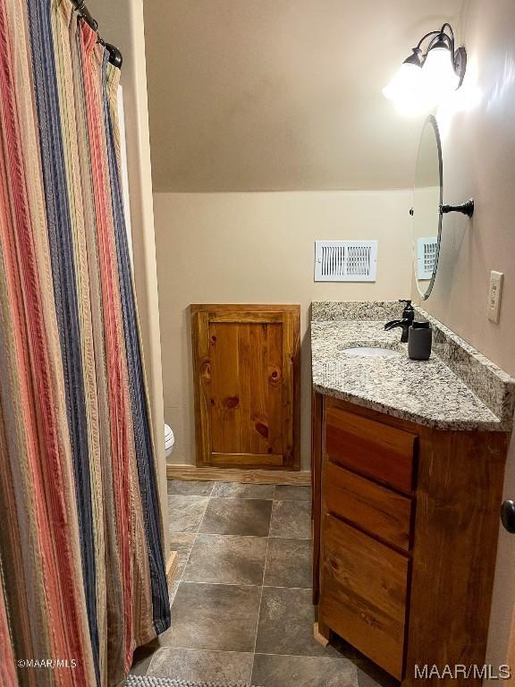 full bath featuring toilet, a shower with curtain, visible vents, and vanity