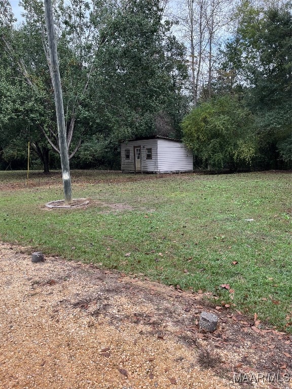 view of yard with an outbuilding