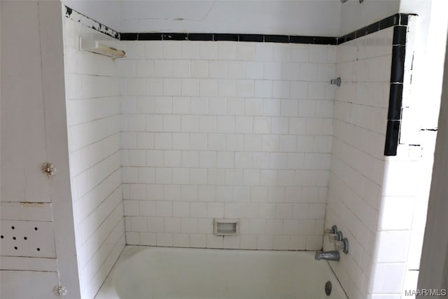 bathroom featuring tiled shower / bath