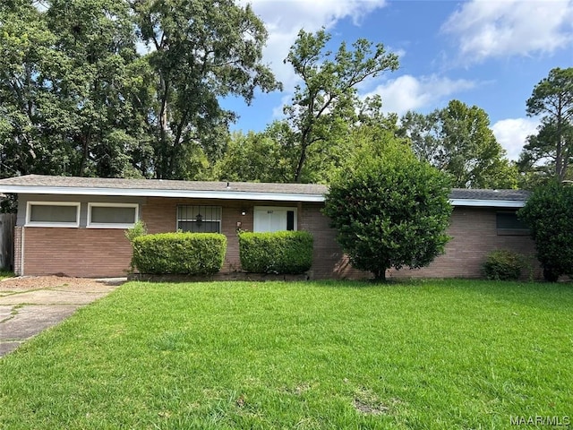 single story home with a front yard