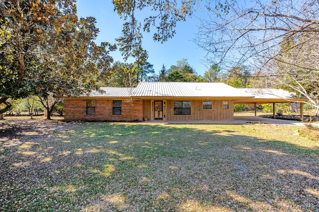 view of front facade featuring a front lawn and a carport
