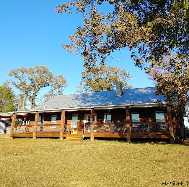 view of front of property featuring a deck and a front yard