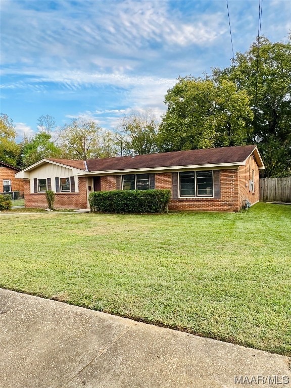 single story home with a front lawn