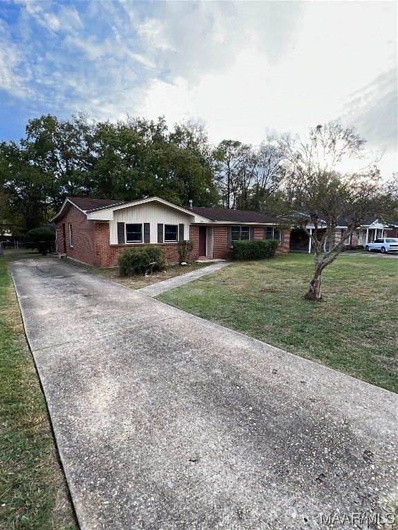 ranch-style home featuring a front lawn