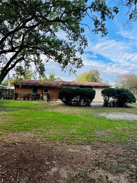 view of front of property featuring a front yard