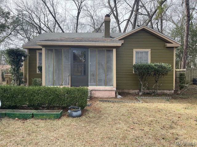 view of front of house with a front lawn