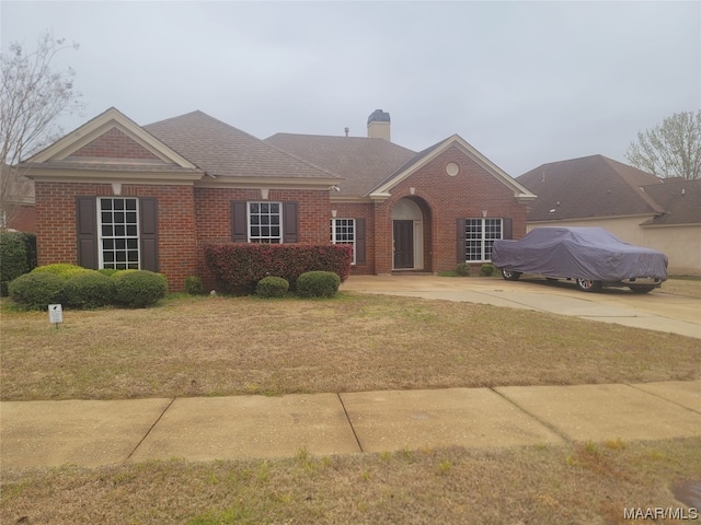 single story home featuring a front lawn