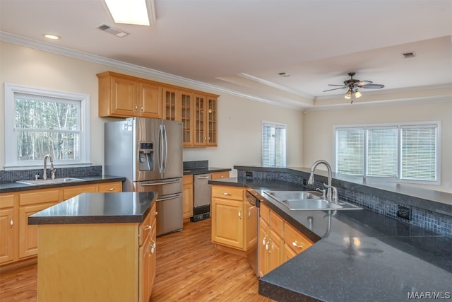 kitchen featuring a center island, light hardwood / wood-style floors, sink, and ceiling fan