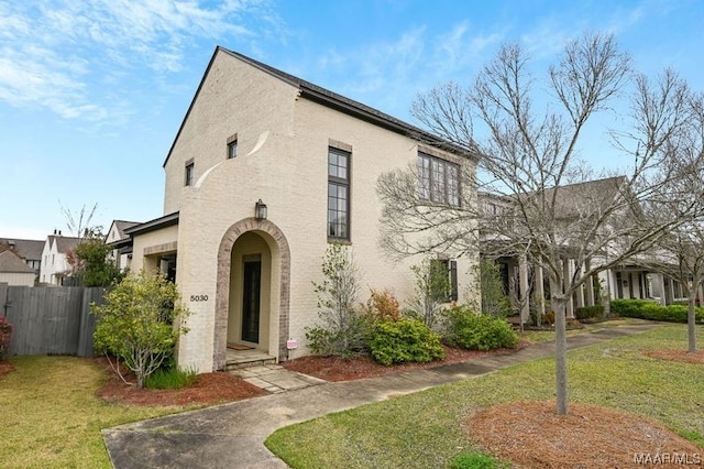 view of front of property with a front yard