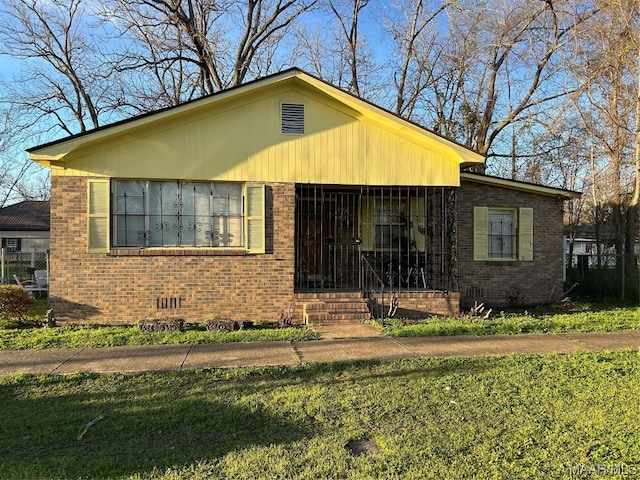 view of front of home with a front lawn