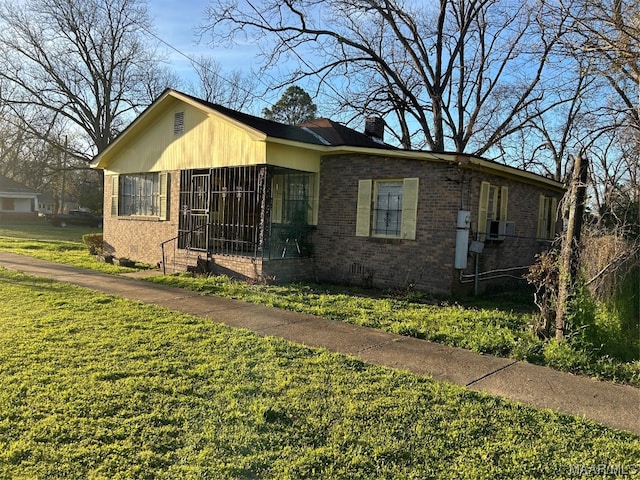 view of front of house featuring a front lawn