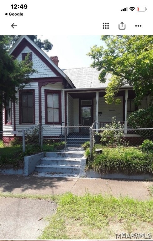 view of front of property featuring a porch