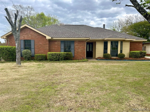 ranch-style house featuring a front lawn