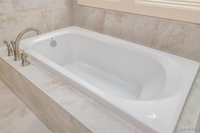 bathroom featuring tiled tub