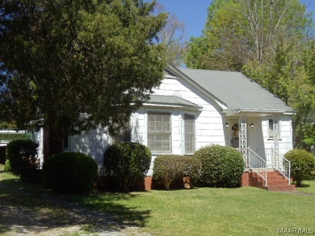 view of front of home with a front yard