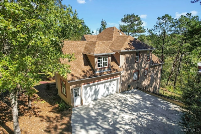 view of front facade featuring a garage