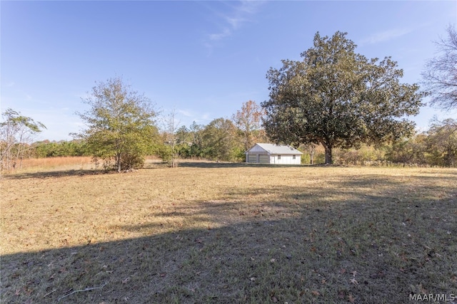 view of yard featuring a rural view