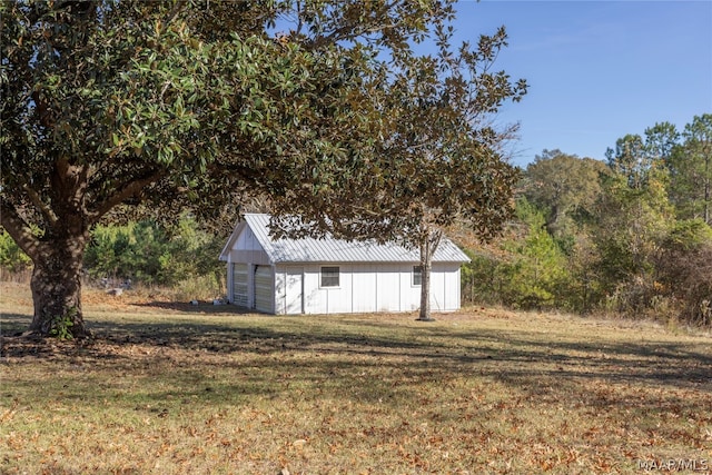 view of yard with an outdoor structure