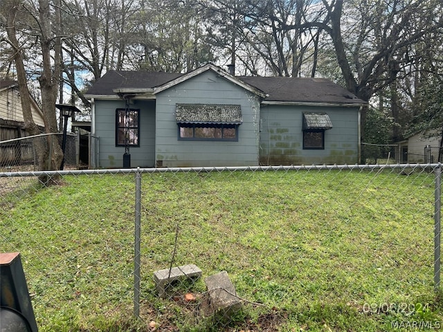 view of front of home featuring a front lawn