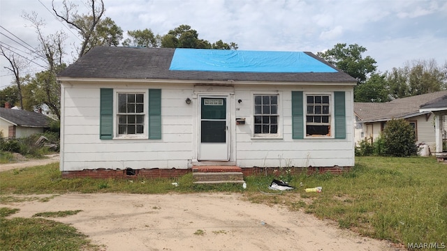 bungalow-style house with a front yard