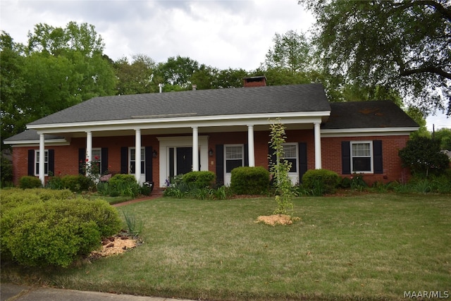 view of front of house featuring a front lawn