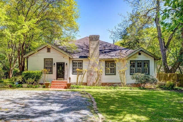 view of front facade with a front yard