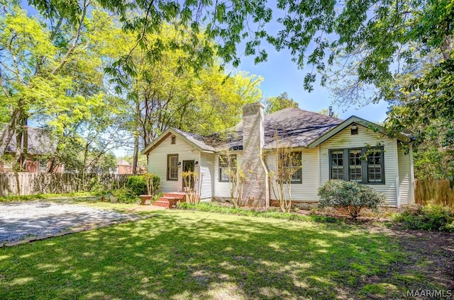 view of front of property featuring a front yard