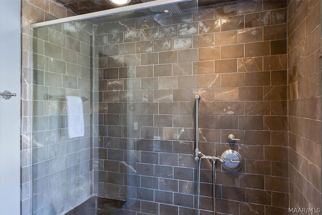 bathroom featuring a tile shower