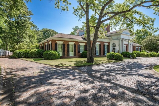 view of front of home featuring a front yard