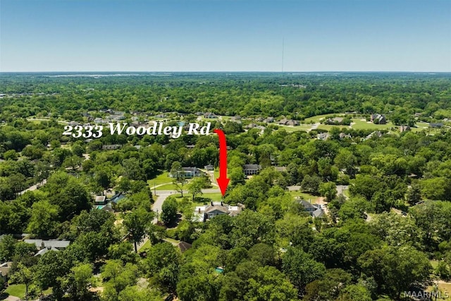 birds eye view of property featuring a forest view