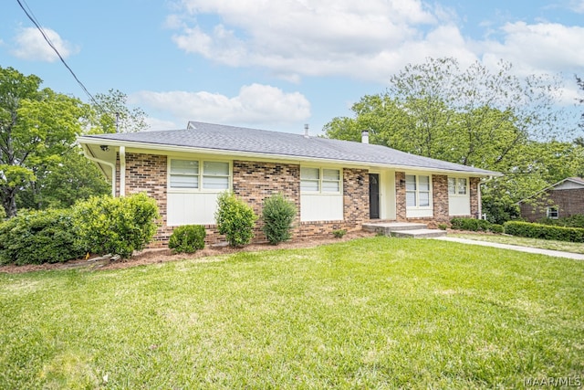 ranch-style home featuring a front lawn