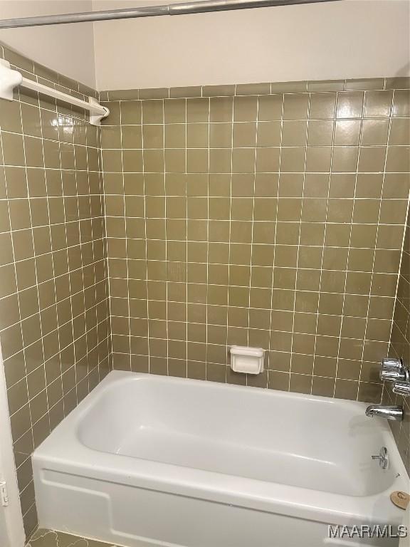 bathroom featuring tiled shower / bath combo