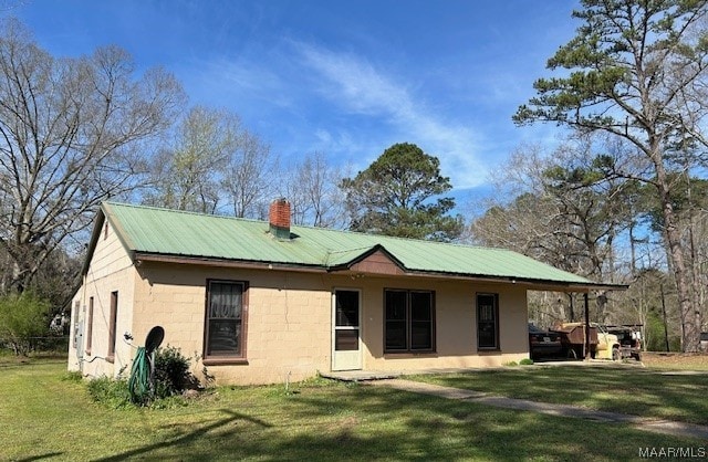 view of front of house with a front lawn