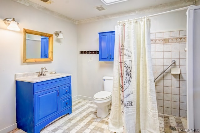 bathroom featuring a shower with curtain, vanity, and toilet