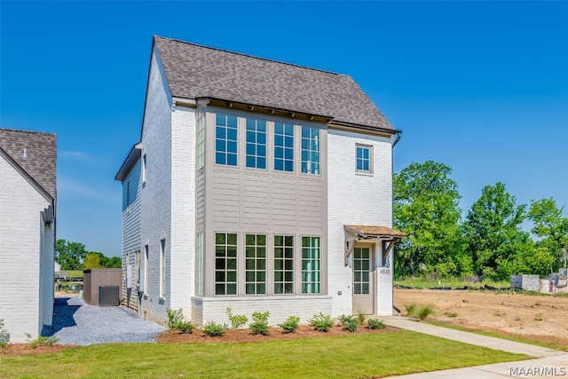 view of front of house with a front lawn